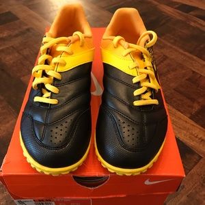 Nike turf soccer shoes youth 4.5